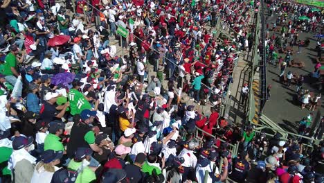 Multitud-De-Aficionados-Espectadores-Animando-A-Sus-Pilotos-Favoritos-Sergio-Checo-Perez-En-El-Gran-Premio-F1-Gp-En-La-Ciudad-De-Mexico