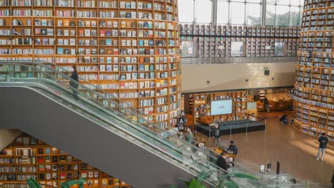 Leute-Nehmen-Rolltreppe-In-Der-Starfield-Bibliothek