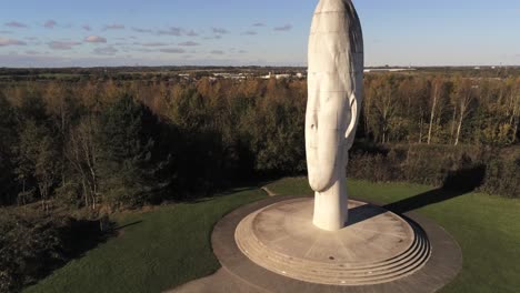 Die-Traumskulptur,-Kühner-Wald,-Wahrzeichen,-Gesicht,-Obelisk,-Statue,-Luftaufnahme,-St.-Helens,-Nach-Rechts-Drücken