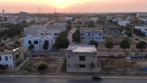 Urbanización-Bahria-Contra-El-Cielo-Dorado-Del-Atardecer-En-Karachi