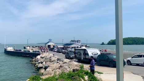 Vista-Panorámica-Del-Lago-Erie-Visto-Desde-El-Puerto-De-Ferry-De-Miller-En-La-Isla-De-Catawba,-Ohio