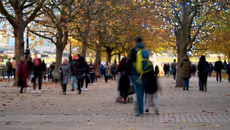 The-Autumn-rush-through-London-near-OXO-on-Southbank,-London,-United-Kingdom