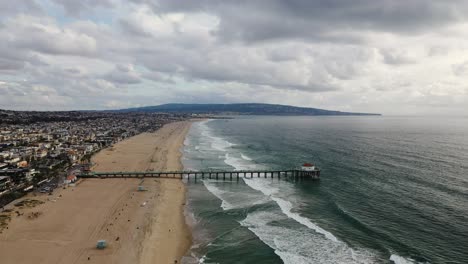 Weite-Luftaufnahme-über-Den-Strand-Von-Manhattan-In-Kalifornien