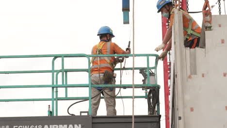 Los-Trabajadores-Con-Equipos-De-Seguridad-Se-Suben-A-Una-Plataforma-De-Trabajo-Elevada