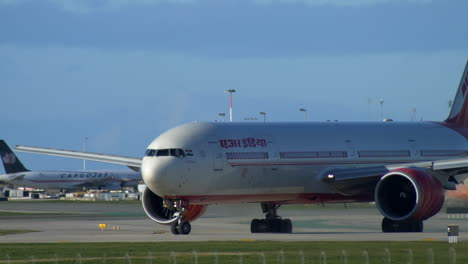 Un-Boeing-777-De-Air-India-Preparándose-Para-Despegar-En-El-Aeropuerto-De-Vancouver