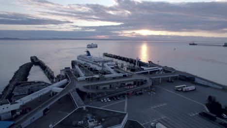 Drone-Vuela-Sobre-La-Gran-Terminal-De-Ferry-Blanco-De-Columbia-Británica-Al-Atardecer,-Paisaje-Marino-Escénico