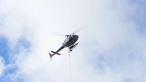 Eurocopter-Mientras-El-Helicóptero-350b-3-Desciende-Con-Una-Eslinga