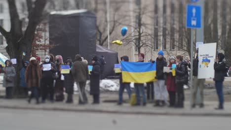 La-Gente-Protesta-Contra-El-Ataque-Ruso-A-Ucrania-Cerca-De-La-Embajada-De-Rusia-En-Letonia