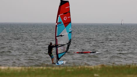 Wind-Surfers-Sailing-on-the-Windy-Waters-of-Pattaya-in-Thailand