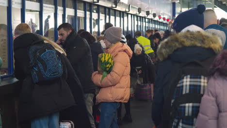 2022-Invasión-Rusa-De-Ucrania---Estación-Central-De-Trenes-En-Varsovia-Durante-La-Crisis-De-Refugiados---Personas-En-La-Fila-Para-Llegar-A-Los-Cajeros