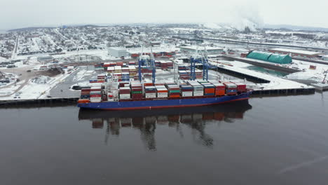 Gran-Buque-Portacontenedores-Atracado-En-El-Puerto-De-San-Juan-En-Un-Día-Nevado-De-Invierno