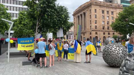 Simpatizantes-De-Todo-El-Mundo-Se-Reunieron-En-La-Plaza-De-Brisbane-Colocando-Pancartas,-Letreros-Y-Pancartas-Para-Crear-Conciencia-Sobre-La-Importancia-De-La-Democracia-Y-Rechazar-La-Invasión-Ilegal-De-Rusia