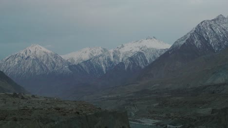 Toma-Aérea-De-Las-Montañas-Cubiertas-De-Nieve-En-El-Valle-De-Hunza