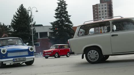 Convoy-De-Autos-Clásicos-Retro-Trabant-De-Europa-Del-Este-Conducen-Por-Las-Calles-De-La-Ciudad,-Veliko-Tarnovo