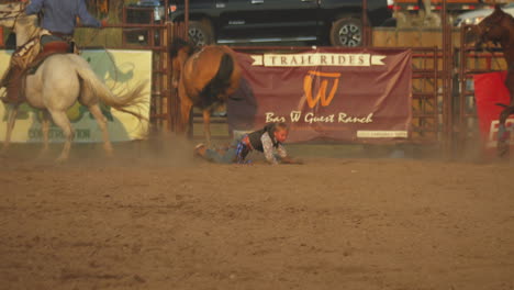 Pferdestunts,-Die-Beim-Ring-Montana-Rodeo-Fehlgeschlagen-Sind,-Meilenweit-Uns-Entfernt