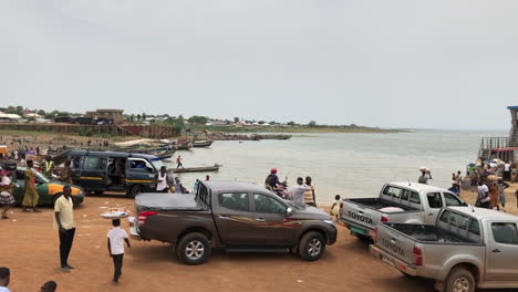 Fila-De-Autos-Esperando-Para-Abordar-Un-Ferry-Para-Cruzar-El-Lago-Volta,-áfrica