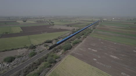 Vista-Aérea-Del-Tren-De-Carga-En-El-Bosque