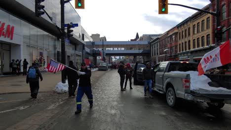 Pov-Caminando-Por-La-Calle-Del-Centro-Pasando-Una-Protesta-Pacífica-Por-El-Convoy-De-Libertad-En-Ottawa-El-28-De-Enero-De-2022