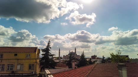 Cúpulas-Y-Minaretes-De-Santa-Sofía-En-El-Casco-Antiguo-De-Estambul,-Turquía