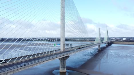 Mersey-Gateway,-Wahrzeichen,-Luftaufnahme-über-Der-Mautpflichtigen-Hängebrücke,-Flussüberquerung,-Nahaufnahme,-Umgekehrte-Linke-Aufnahme