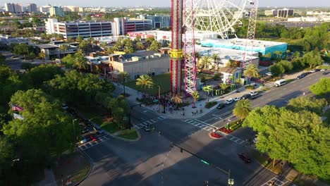 4K-Drohnenclip,-Der-über-Der-Freifall-Mahnwache-Im-Icon-Park-Auf-Dem-I-drive-Kreist