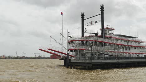 Stadt-New-Orleans-Riverboat-Dock-Mississippi-River-Windiger-Bewölkter-Tag