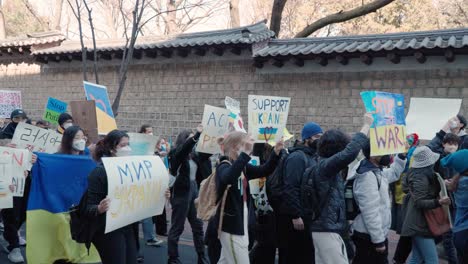 Ukrainische-Menschen-Protestieren-Gegen-Den-Russischen-Krieg-In-Seoul-In-Der-Nähe-Des-Tempels