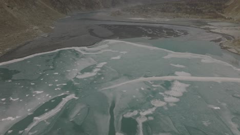 Vuelo-Aéreo-Sobre-Las-Tranquilas-Aguas-Heladas-Del-Lago-Attabad-En-El-Valle-De-Hunza