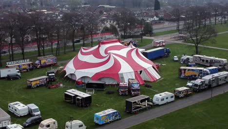 Planet-Circus-Daredevil-Entertainment-Buntes-Wirbelzelt-Und-Wohnwagen-Anhänger-Ring-Luftaufnahme