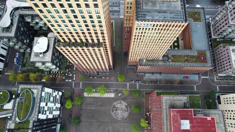 Drohne-Enthüllt-Wolkenkratzer-Stadtbild-Mit-Bankbüro-Geschäftsviertel-Und-Autobahn-Verkehrsstraße