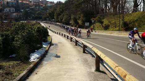 Professionelle-Radfahrer-Fahren-In-Gruppen-In-„Cingoli“-Während-Der-Tyrrhenisch-Adriatischen-Rennetappe-Vorbei