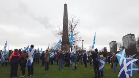 La-Gente-Se-Reúne-Junto-Al-Monumento-A-Nelson-En-Glasgow-Green