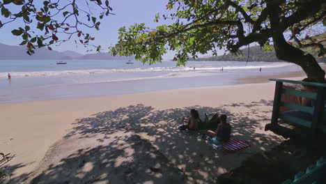 Vista-De-Abajo-Hacia-Arriba-De-La-Gente-Pasando-Un-Buen-Rato-En-Una-Hermosa-Playa-En-Brasil