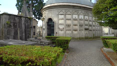 Lápidas-En-El-Cementerio-De-Agramonte-En-Un-Día-Nublado-De-Primavera