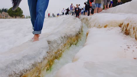 Statische-Nahaufnahme-Einer-Person,-Die-Barfuß-An-Den-Ufern-Der-Kalkfelsen-Von-Pamukkale,-Türkei,-Läuft