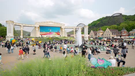 Gente-Caminando-Con-Máscaras-Faciales-En-El-Parque-Temático-Everland-En-Yongin,-Corea-Del-Sur---Plano-General