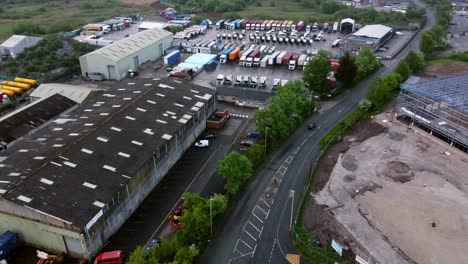 Envío-De-Camiones-De-Carga-A-Través-De-Instalaciones-De-Almacenamiento-De-Depósito-De-Almacén-Industrial-Vista-Aérea-Del-Parque-Minorista-De-Negocios-Del-Reino-Unido