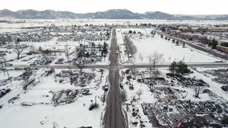 Vista-Aérea-De-Drones-De-La-Calle-Con-Edificios-De-La-Zona-Residencial-Del-Vecindario-Incendiados-En-El-Condado-De-Boulder-De-Colorado-Superior,-Ee.uu.-Después-Del-Desastre-Del-Incendio-Forestal-Marshall