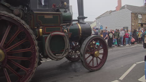 Einheimische-Und-Touristen-Beobachten-Die-Parade-Der-Dampfbetriebenen-Straßenlokomotive-Mit-Anhänger-In-Der-Straße-Von-Camborne-Im-Vereinigten-Königreich