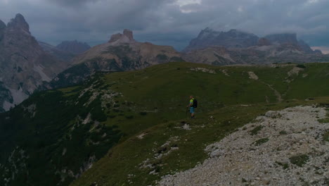 Vista-Aérea-Excursionista-Con-Vistas-Al-Extremo-Idílico-Tre-Cime-Tirol-Del-Sur-Tranquilo-Paisaje-Herboso-De-La-Cordillera