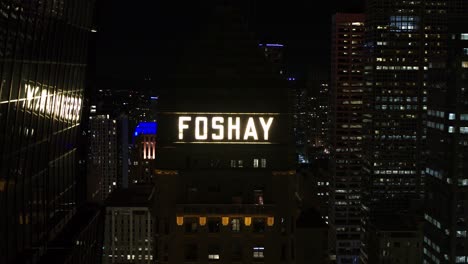 Aéreo,-Primer-Plano-De-La-Torre-Foshay-En-El-Centro-De-Minneapolis-Por-La-Noche