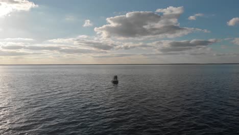 Bote-De-Pesca-Pequeño-Tres-Hombres-Solo-Vasto-Drone-Aéreo-Río-Indio-Florida