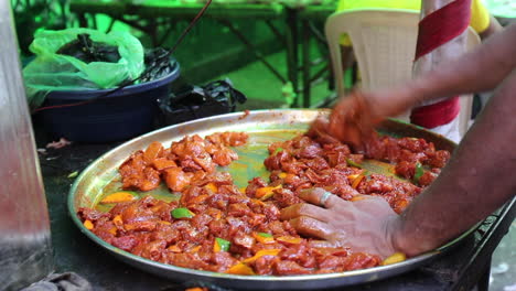 Un-Vendedor-De-Comida-Mezclando-Especias-En-La-Carne