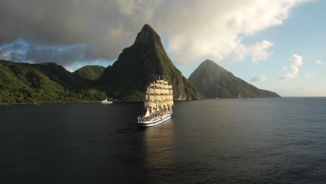 Der-Royal-Clipper-Segelt-Entlang-Der-Wunderschönen-Küste-Von-Saint-Lucia,-Mit-Den-Haken-Im-Hintergrund