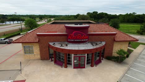 Imágenes-Aéreas-Del-Restaurante-De-Hamburguesas-Y-Cervezas-Gourmet-Red-Robins-Ubicado-En-5731-Long-Prairie-Rd,-Flower-Mound,-Tx-75028