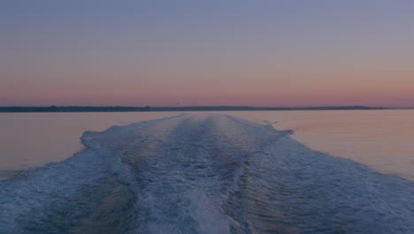 Rocío-De-Agua-De-La-Estela-De-Una-Pequeña-Lancha-Motora-Al-Atardecer