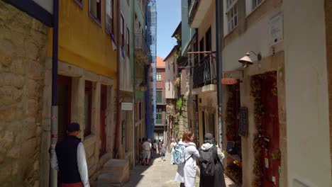 Estrecho-Callejón-En-Oporto-Lleno-De-Turistas