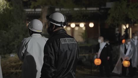 Feuerwehrmann-In-Bereitschaft-Für-Das-Brennende-Festival-Hachiman-Matsuri-In-Der-Nacht