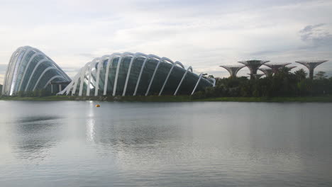 La-Cúpula-De-Flores-En-Los-Jardines-Junto-A-La-Bahía-En-Singapur