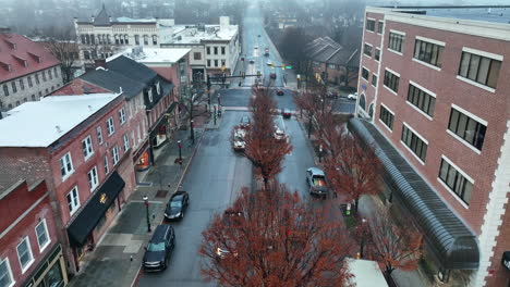 Stores-along-street-with-morning-traffic-during-winter-fog